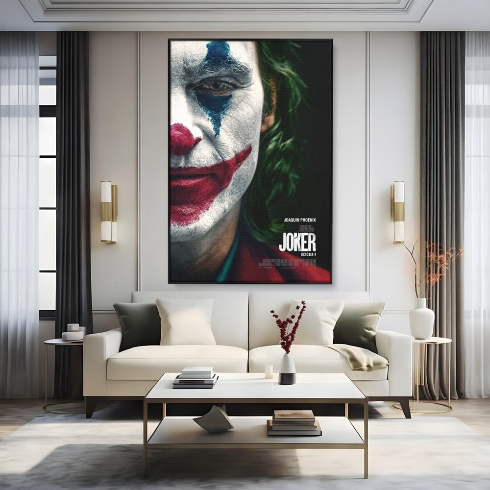 Tablou canvas cu portret close-up cu joker pe canvas, in rama de aluminiu negru, pe perete intr-un living